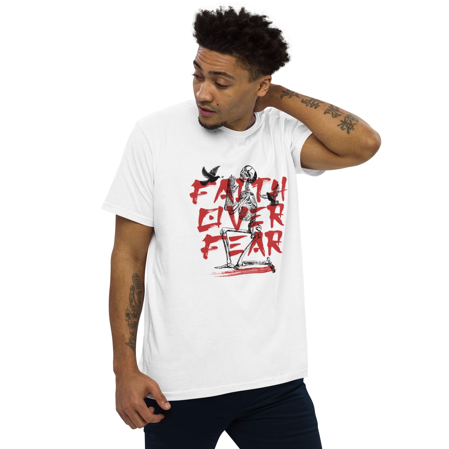 Camiseta com modelagem reta " Faith Over Fear "